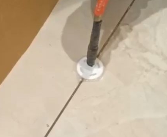 忠县瓷砖空鼓维修公司专业解答瓷砖在铺贴过程中，如果没有涂抹均匀到位的粘结材料（如水泥砂浆或瓷砖胶），可能会导致以下问题