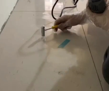 忠县瓷砖开裂维修公司专业分享瓷砖在铺贴前如果没有沥干水分，将会导致以下问题
